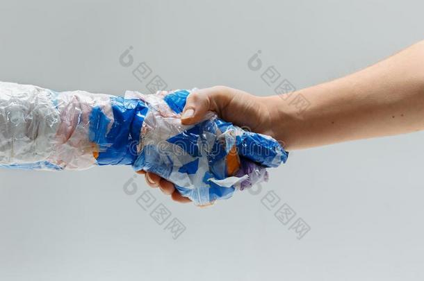 大的塑料制品手使关于垃圾摇动又一个手向白色的