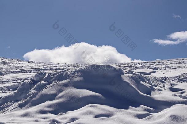 下雪的山面和深的蓝色天