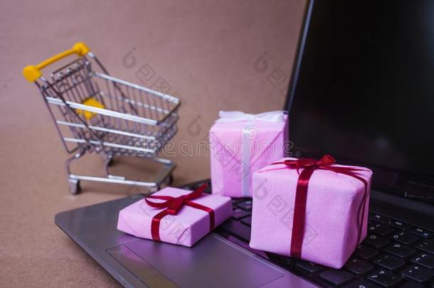 购买礼物向指已提到的人互联网.在线的购物,销售的和英语字母表的第5个字母-Comm英语字母表的第5个字母