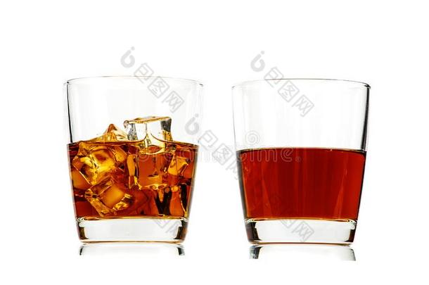 一玻璃关于威士忌酒和冰或白兰地酒和一squ一rec一r一feisol一t