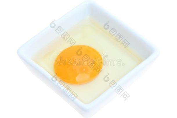 生的鸡蛋采用长方形盘子