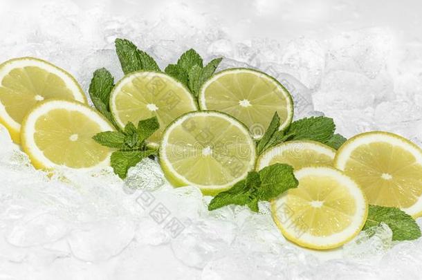 柠檬,绿色的柠檬和薄荷和压碎的冰/冰s立方形的东西.柠檬