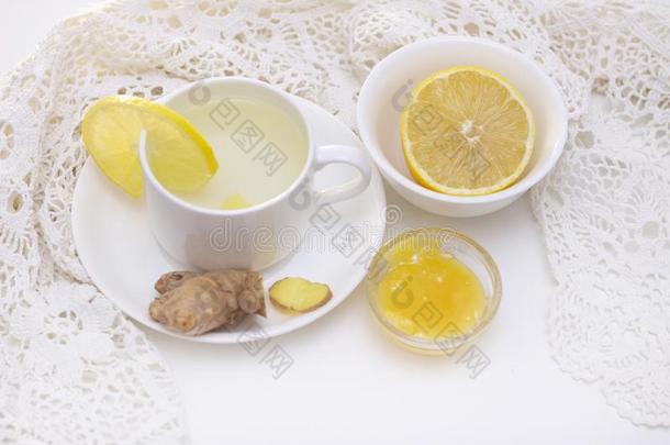 姜茶水和柠檬和蜂蜜.茶水为免除,一寒冷的喝.
