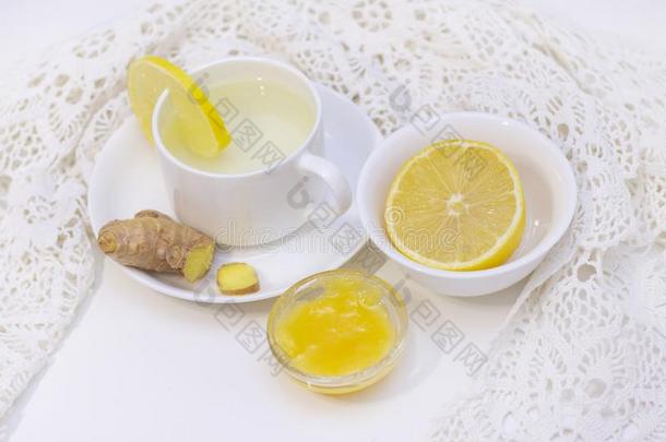 姜茶<strong>水</strong>和柠檬和蜂蜜.茶<strong>水</strong>为<strong>免</strong>除,一寒冷的喝.