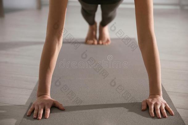 年幼的女人开业的木板瑜珈的任何一种姿势采用瑜伽工作室.Phalank瑜珈的任何一种姿势