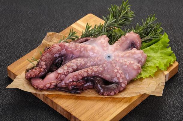生的章鱼准备好的为烹饪术