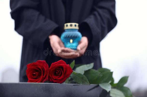 女人和蜡烛,集中向红色的玫瑰.葬礼cerem向y