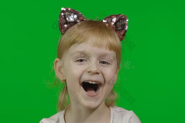 女孩采用猫束发带笑声高声地.幸福的num.四年老的小孩.