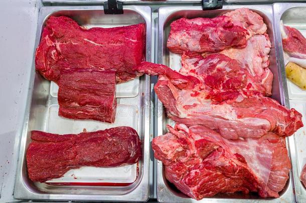 新鲜的牛肉肉在屠夫商店采用超级市场