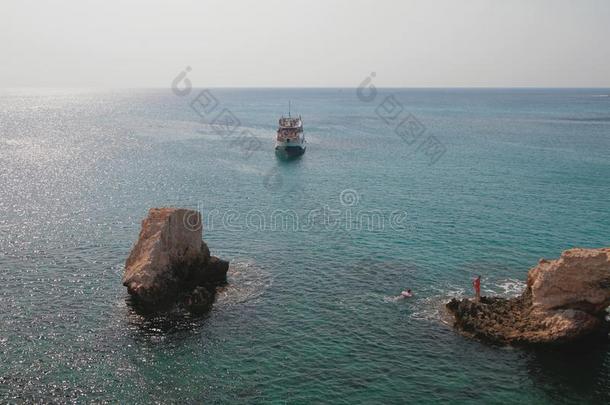 岩石和愉快小船采用海.阿吉亚扑热息痛,塞浦路斯