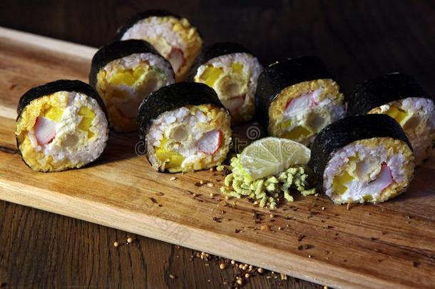 寿司放置-不同的类型关于梅基寿司和生鱼片寿司寿司.serva保存