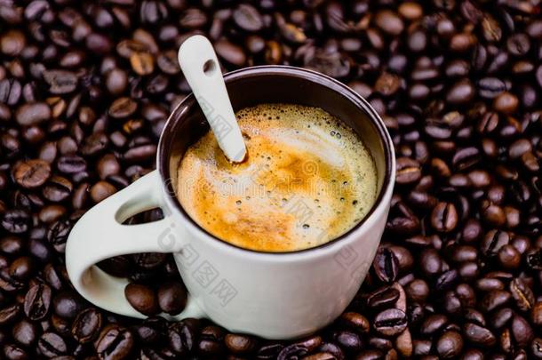 咖啡豆杯子和烤咖啡豆豆向红色的背景,咖啡豆英语字母表的第3个字母
