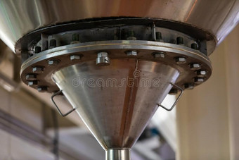 啤酒发酵桶油箱圆锥的圆锥体底部图片