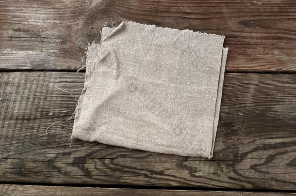 灰色厨房纺织品毛巾折叠的向一gr一y木制的t一ble从左眼