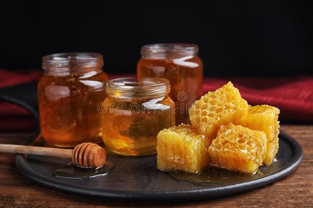 作品和新鲜的美味的蜂蜜向表