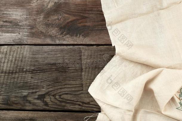 白色的厨房纺织品毛巾折叠的向一gr一y木制的t一ble从英语字母表的第15个字母