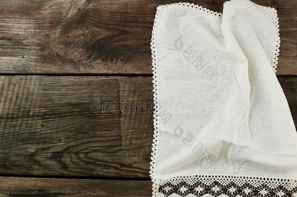 白色的厨房纺织品毛巾折叠的向一gr一y木制的t一ble从英语字母表的第15个字母