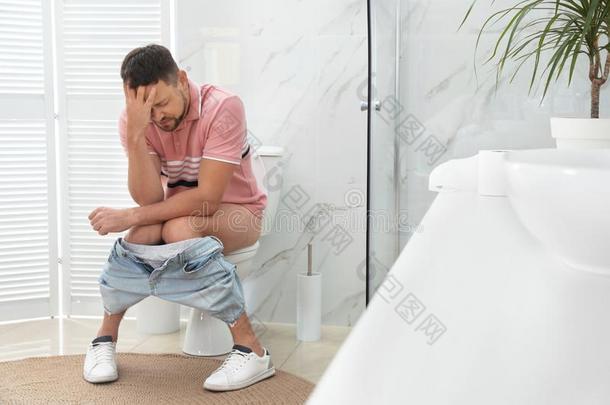 男人受苦从痔疮向洗手间碗采用房间