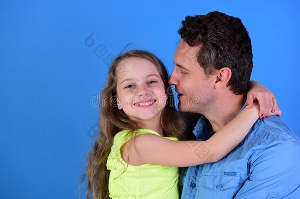 女儿和父亲热烈地拥抱每别的.童年和家庭观念
