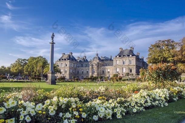 卢森堡公国宫和花园在一天和蓝色天和花,英语字母表的第16个字母
