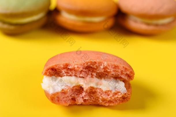 一半的吃粉红色的蛋白杏仁饼干向黄色的和det.一些蛋白杏仁饼干向背