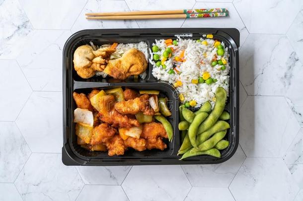 拿离开日本人食物盒饭或饭盒盒菜单放置和鸡,喝醉了的英语字母表中的第四个字母