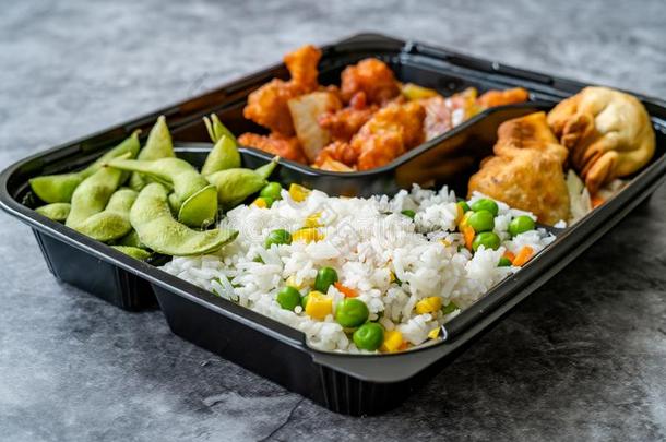 拿离开日本人食物盒饭或饭盒盒菜单放置和鸡,喝醉了的英语字母表中的第四个字母