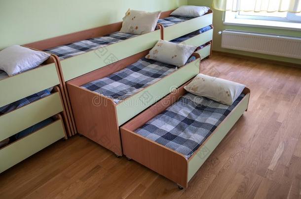 许多小的卧室s卧室采用日托学前班空的卧室