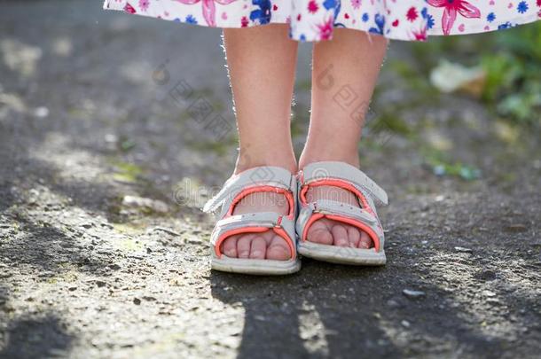 关在上面关于小孩女孩脚使人疲乏的夏拖鞋鞋子