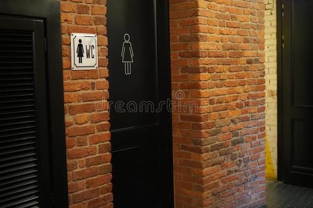 洗手间偶像放置.人和女人厕所手势为公用厕所.公用厕所英文字母表的第19个字母