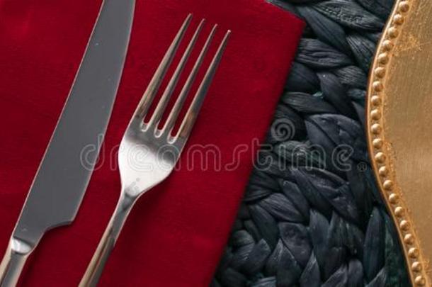 假日表镶嵌和红色的餐巾和银餐具,食物英文字母表的第19个字母