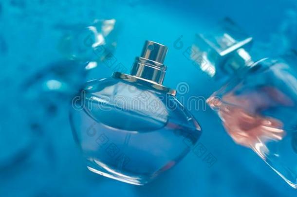 香水瓶子在下面蓝色水,新鲜的海临海的<strong>香味</strong>同样地<strong>迷人</strong>的
