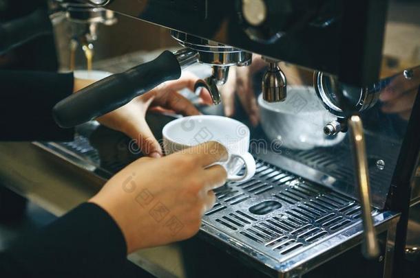 咖啡馆准备咖啡的员工制造咖啡豆