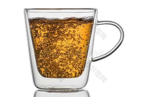 玻璃透明的热水瓶杯子和茶水向一白色的b一ckground.