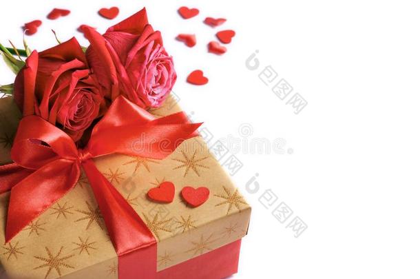 <strong>金色</strong>的赠品盒和红色的带,<strong>玫瑰</strong>和小的心使隔离