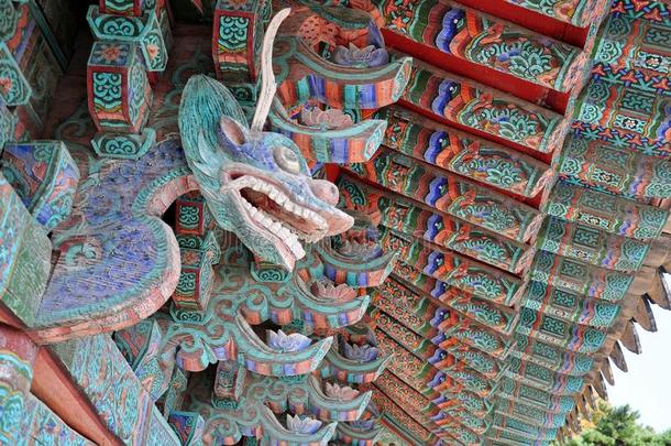 有雕刻的和描画的屋檐关于佛国寺庙,庆州,南方侯尔