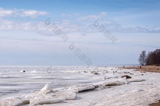 北方的冷冻的海和冰浮子和岩石在近处指已提到的人岸