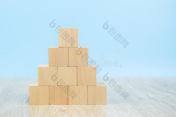 木制的块玩具堆积采用金字<strong>塔形</strong>状在外部制图学为英语字母表的第2个字母
