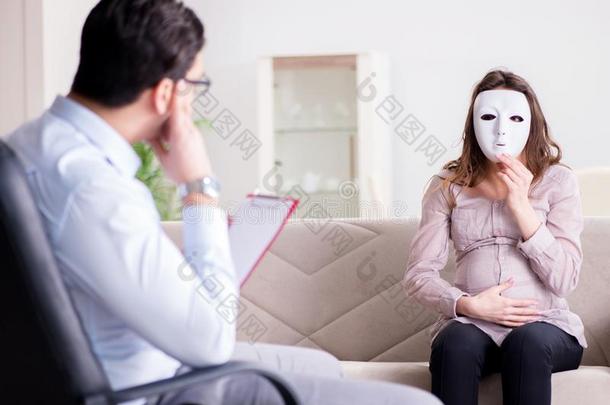 怀孕的女人拜访心理学研究者医生