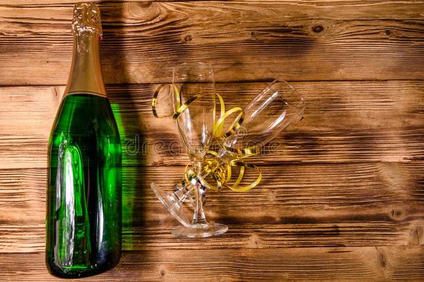 瓶子关于<strong>香槟</strong>酒和两个酒杯装饰和<strong>金色</strong>的日本里