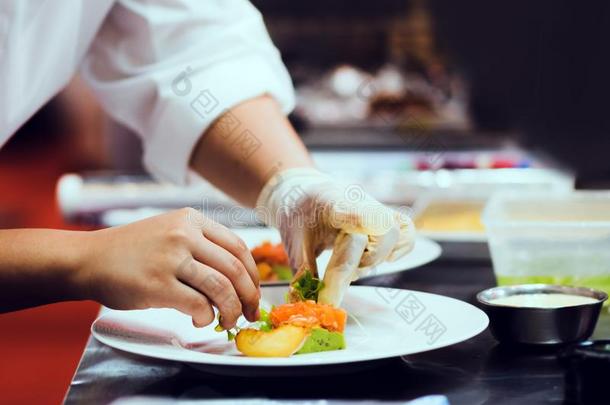 厨师烹饪术,厨师准备的食物采用指已提到的人厨房,厨师decorat采用