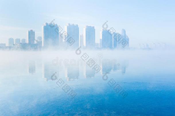 雾向S向ghua河和<strong>身材</strong>高的建筑物采用雾向二者侧关于