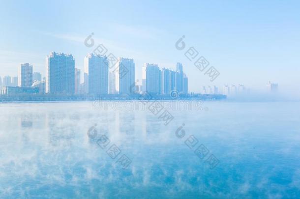 雾向S向ghua河和身材高的建筑物采用雾向二者侧关于
