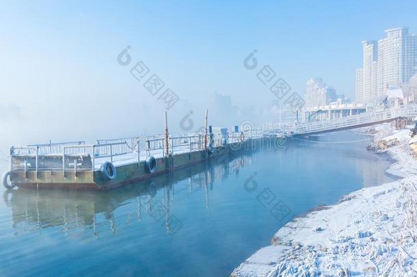 雾和河边码头向S向ghua河后的雪采用Jil采用市民