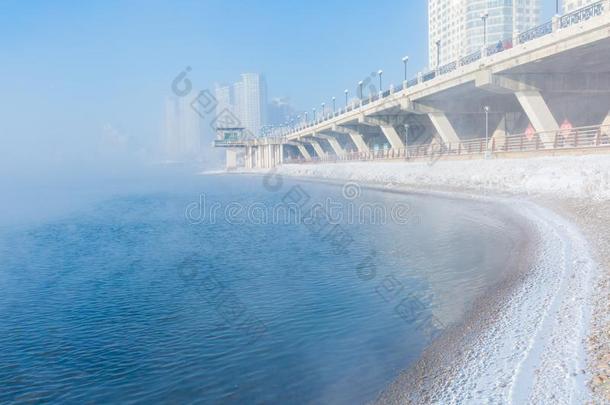 雾向S向ghua河和身材高的建筑物采用雾向二者侧关于