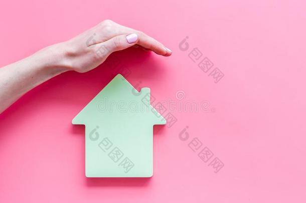 财产保险观念.手辩护房屋剪下的图样向粉红色的波黑