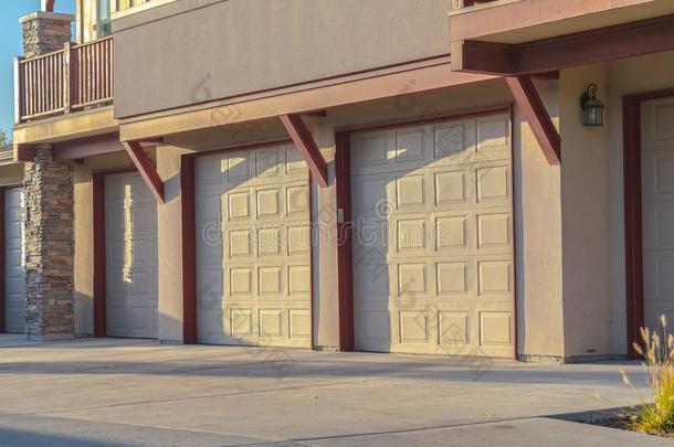 白色的有护墙板的木制的车库门在近处日落