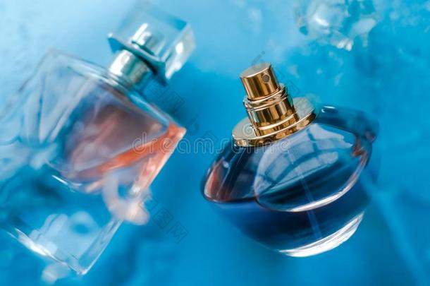 香水瓶子在下面蓝色水,新鲜的海临海的<strong>香味</strong>同样地<strong>迷人</strong>的