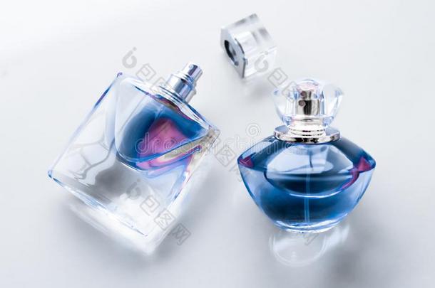 蓝色香水瓶子向有光泽的背景,甜的花的香味,Greenland格陵兰群岛