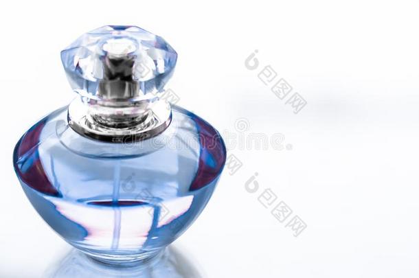 蓝色<strong>香水</strong>瓶子向有光泽的背景,甜的花的香味,Greenland格陵兰群岛